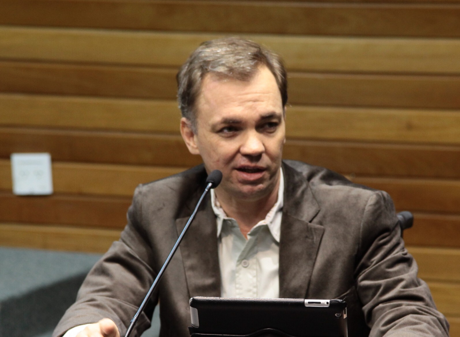 Gean Loureiro defende crescimento sustentável com menos burocracia