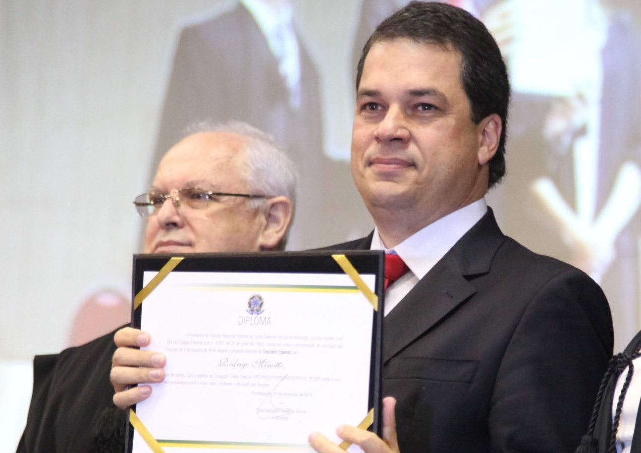 Direitos trabalhistas e bolsas do artigo 170: bandeiras de Rodrigo Minotto