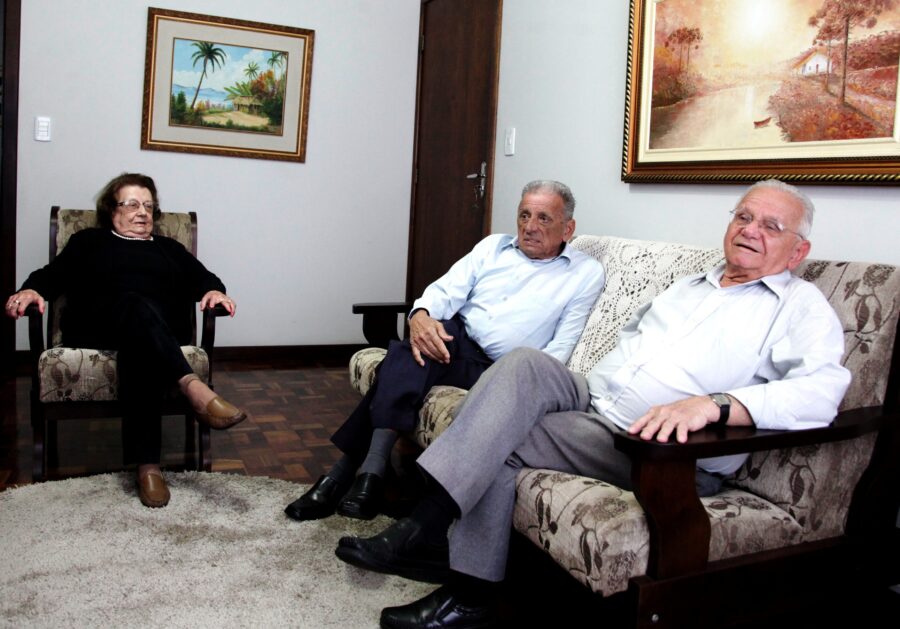Romualdo, Reinaldo e Iracema Lazier no sobrado da família, em União da Vitória. Os homens foram presos e a irmã indiciada no IPM do 5º BE.