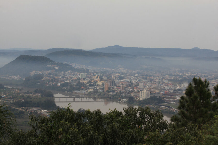 As cidades gêmeas. Assim que a ponte ferroviária toca o lado catarinense do Iguaçu (ao fundo), os trilhos começam a dividir a ex-Porto União da Vitória.