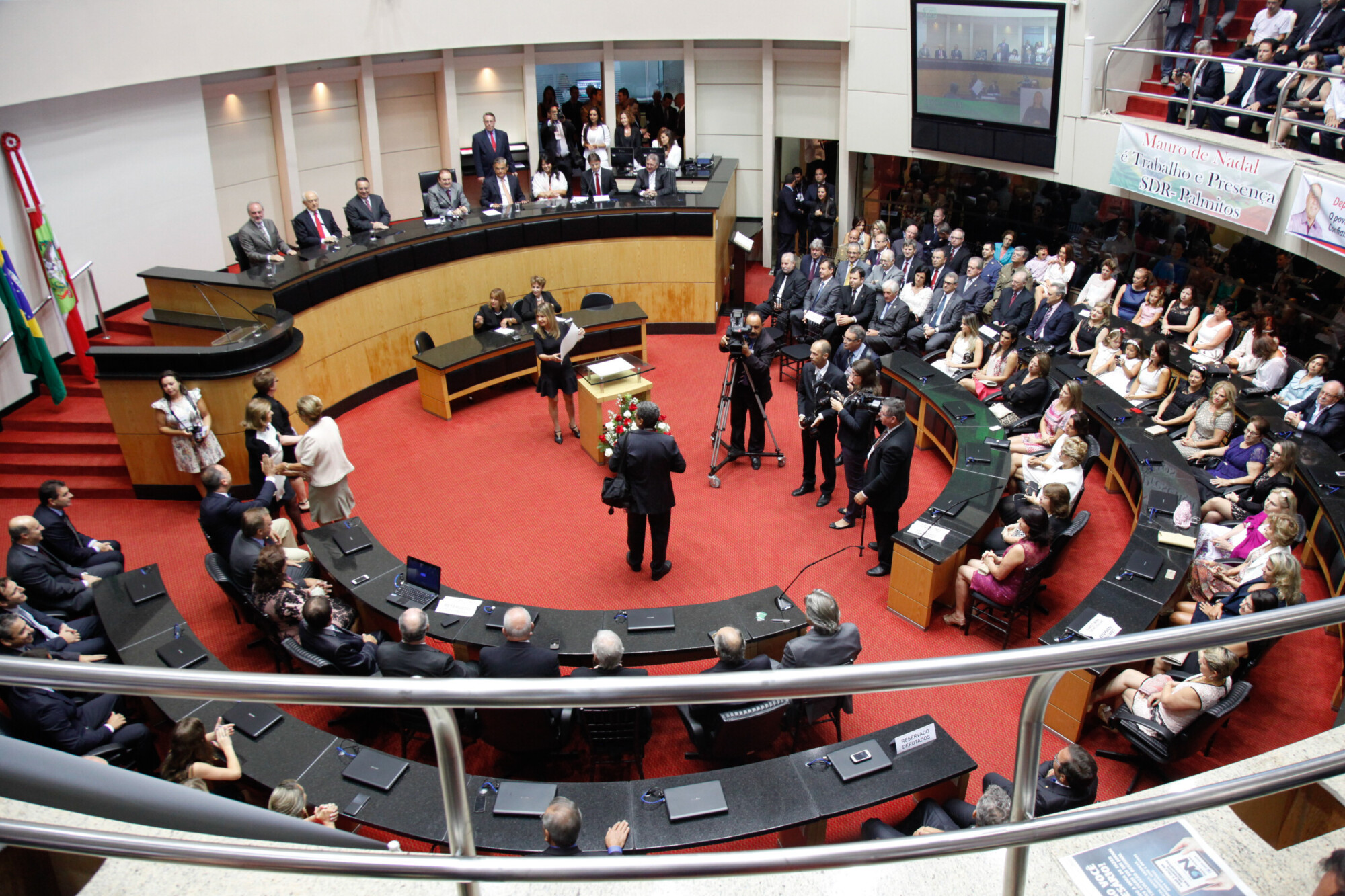 Ministro, governador e prefeitos acompanham a posse dos novos deputados