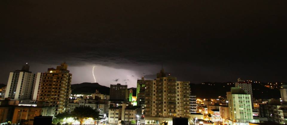 Tempestades com raios. Foto: Carlos Kilian