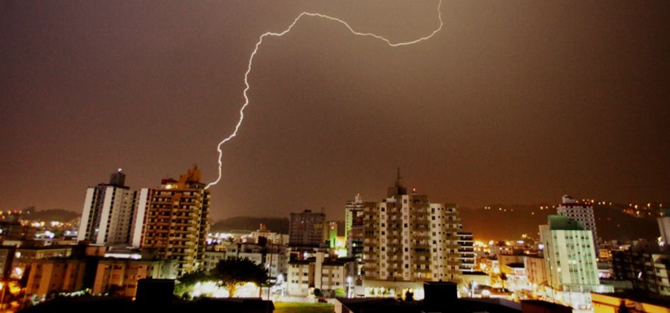 Tempestades com raios. Foto: Carlos Kilian