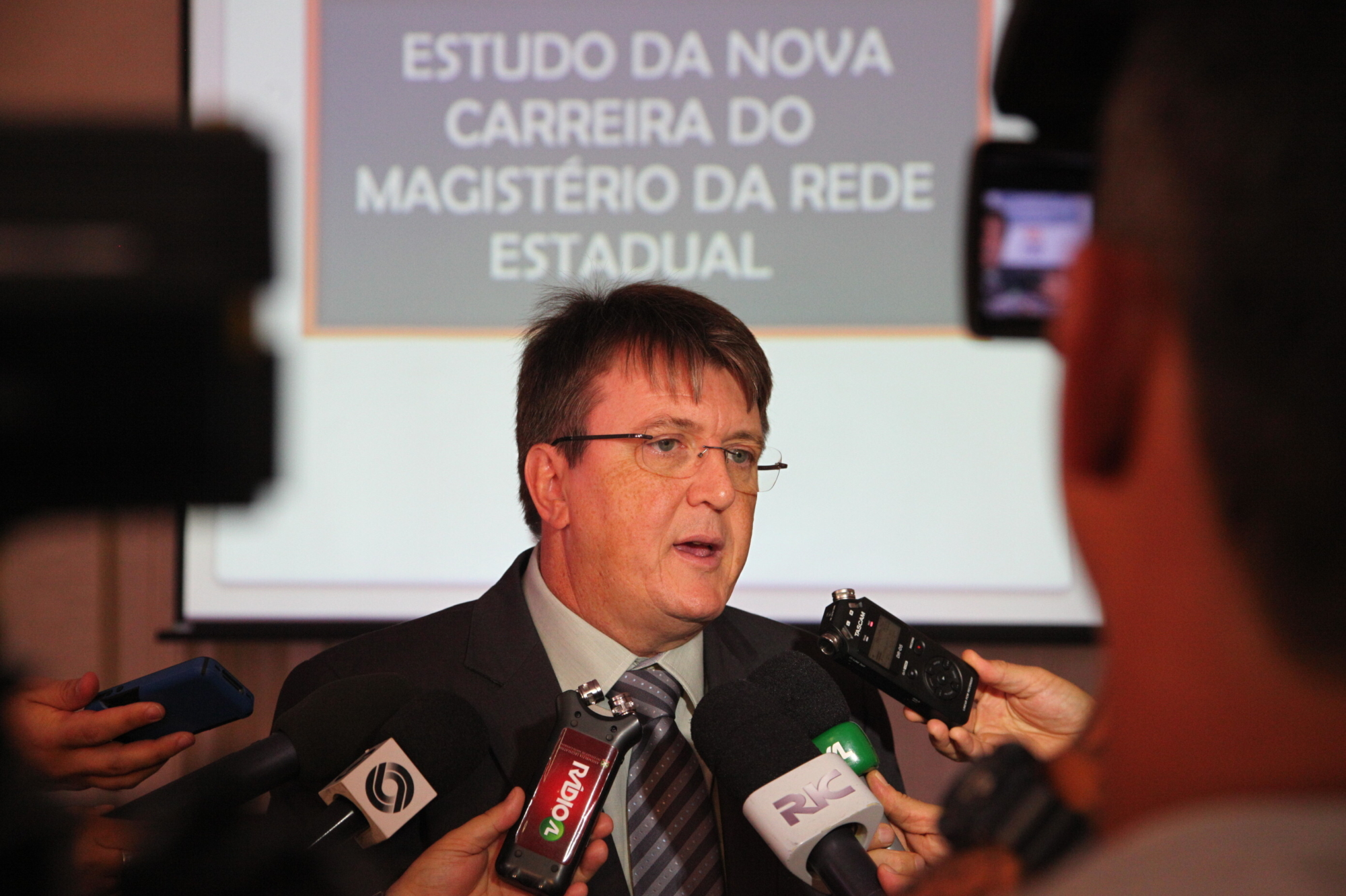 Governo debate novo plano de carreira do magistério estadual