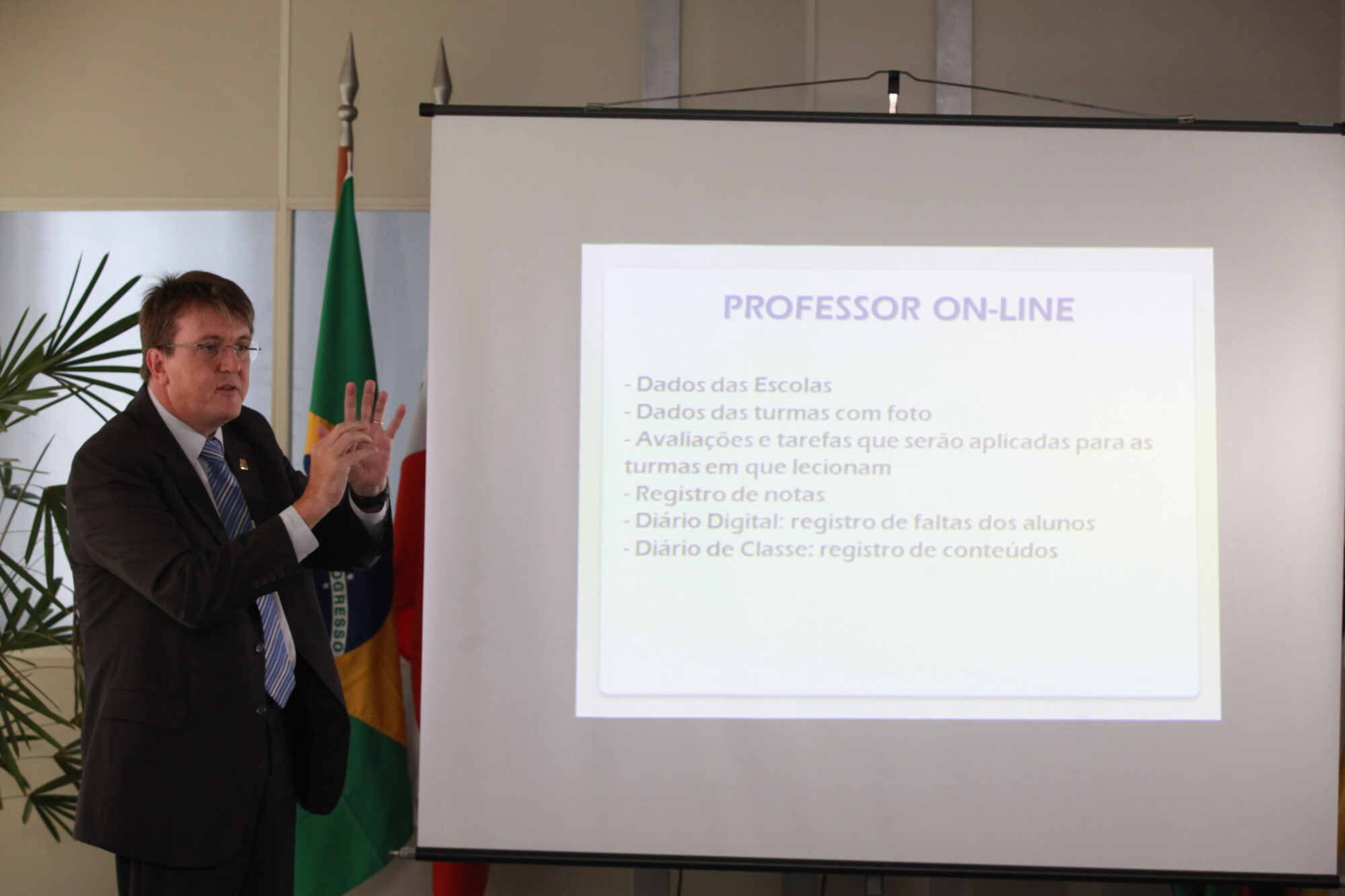 Secretário Eduardo Deschamps dá detalhes sobre o início do ano letivo 2015. FOTO: Carlos Kilian/Agência AL