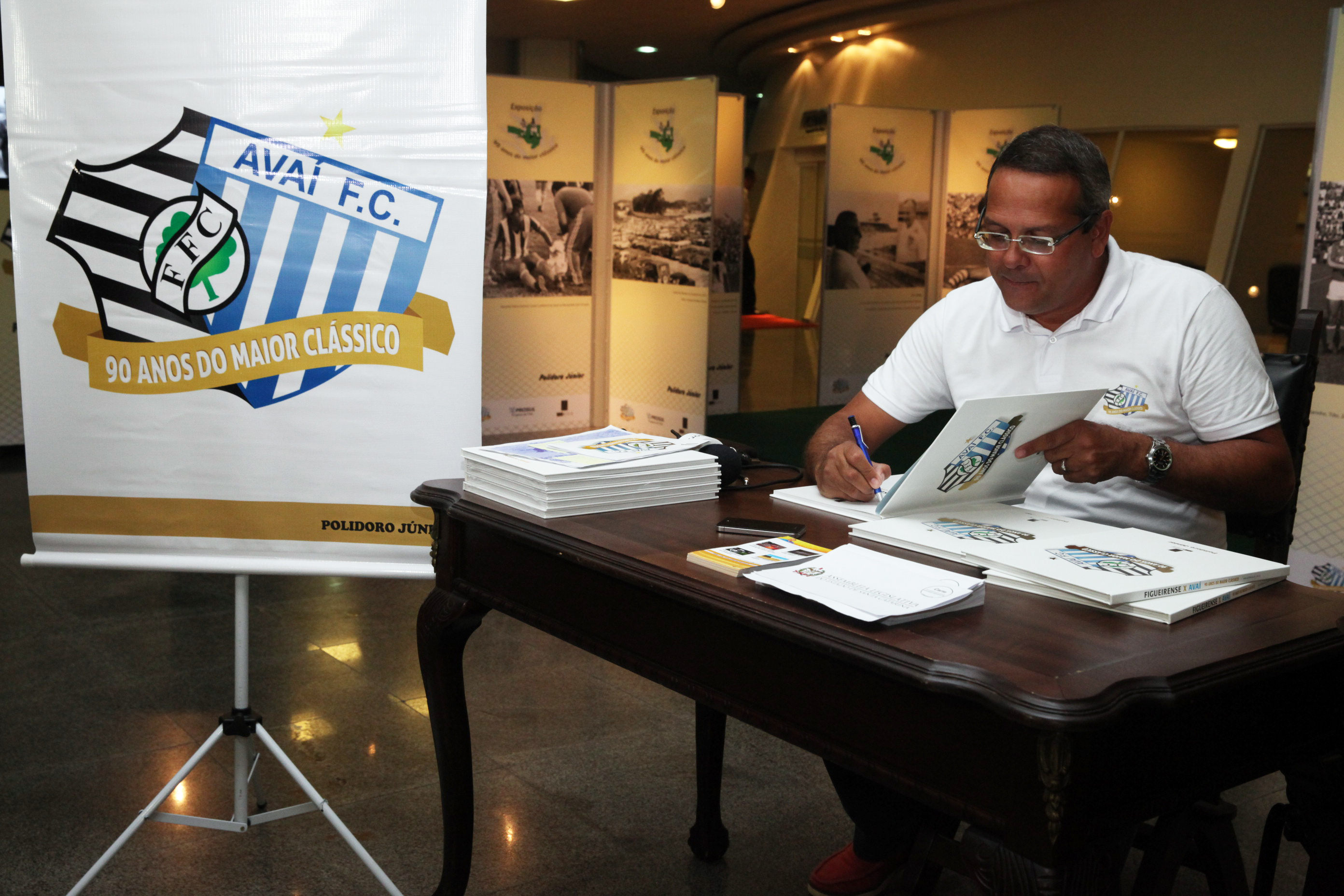 Polidoro Júnior - jornalista esportivo. Exposição Avaí e Figueirense. Foto: Fábio Queiroz / Agência AL