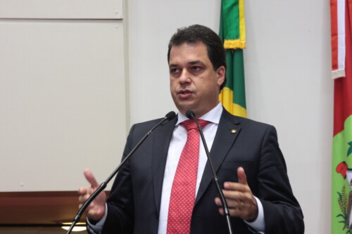 Após intermediação do deputado Minotto, escola rural de Lebon Régis não será fechada
