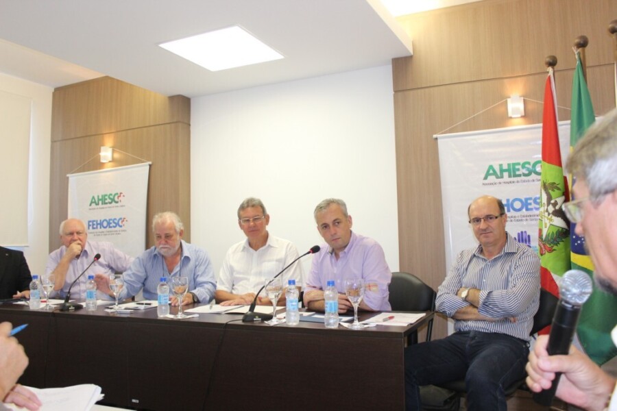 Zé Milton participou da reunião com o secretário João Paulo Kleinubing e dirigentes hospitalares. FOTO: Divulgação