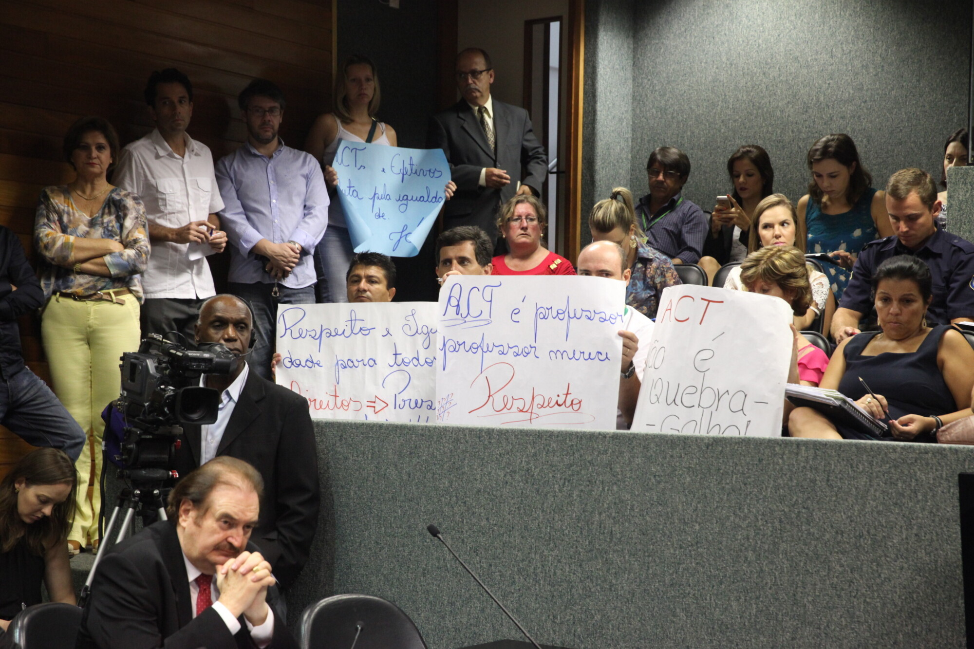 Professores portam cartazes contra MP governamental