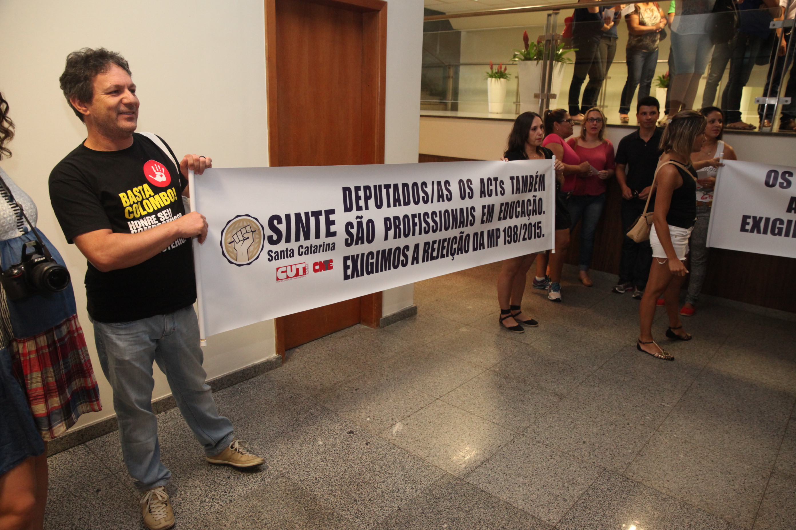 Professores estaduais fazem manifestação do hall da Assembleia Legislativa de SC. Foto: Fábio Queiroz / Agência AL