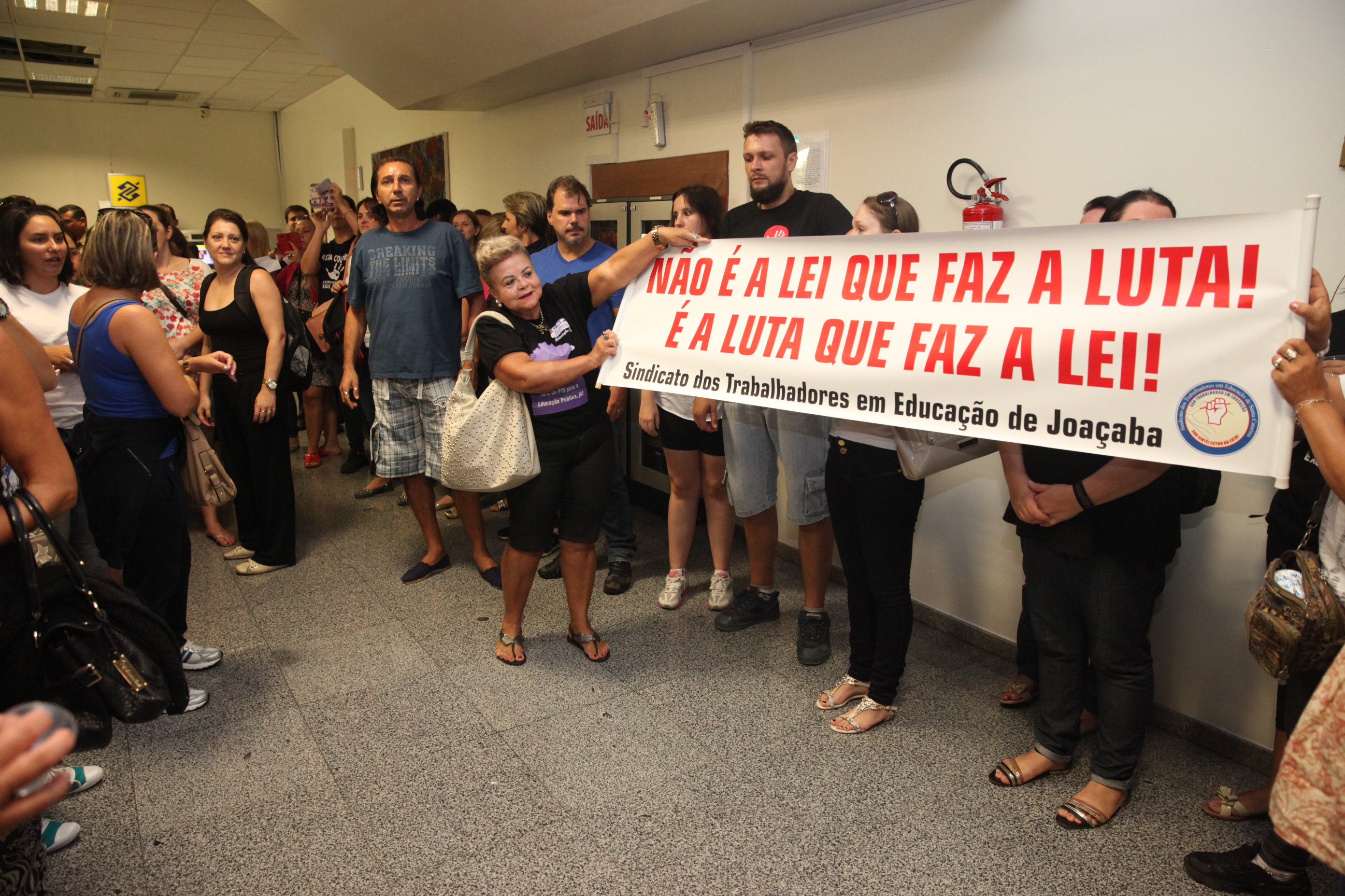 Professores estaduais fazem manifestação do hall da Assembleia Legislativa de SC. Foto: Fábio Queiroz / Agência AL