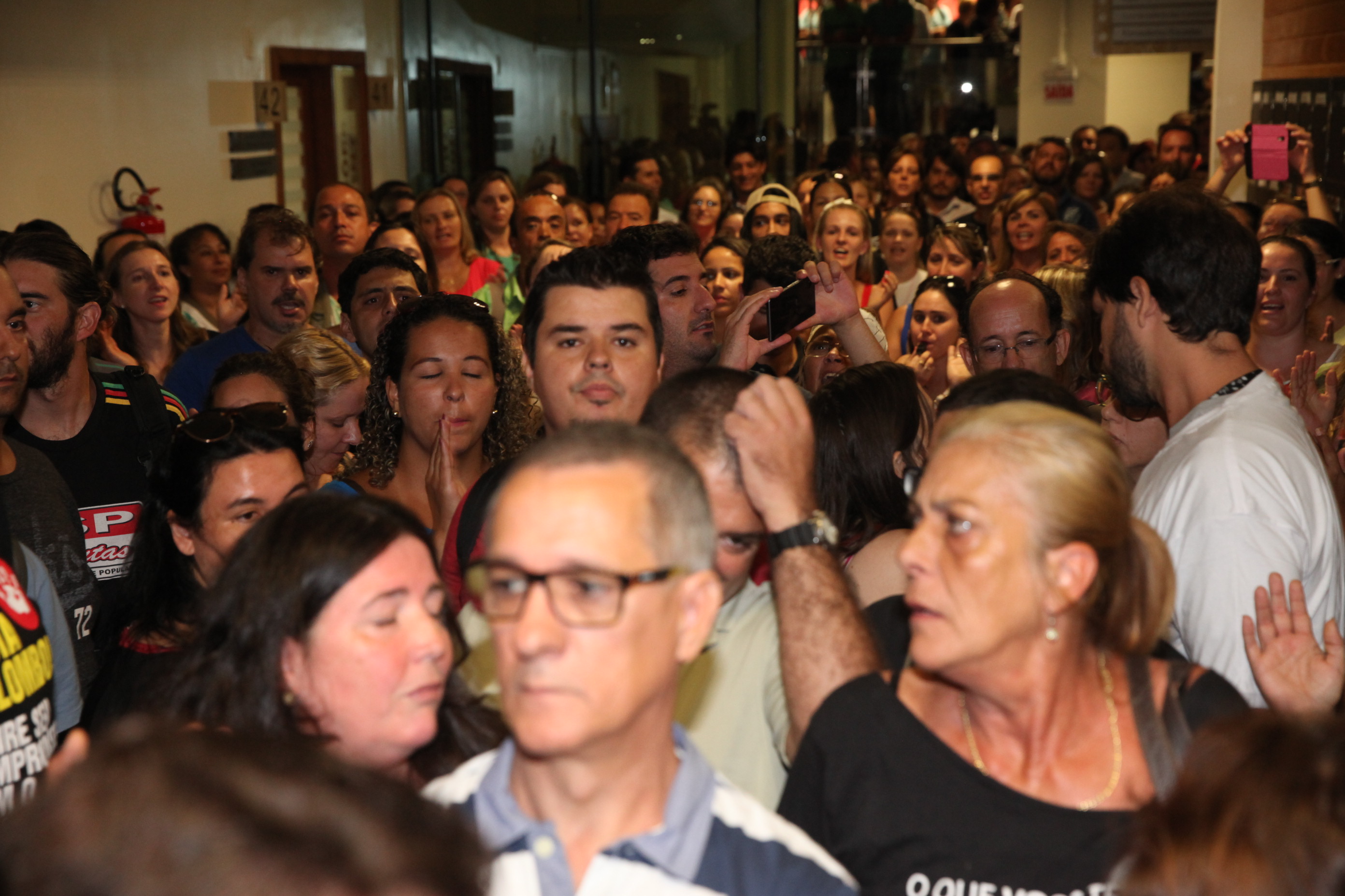 Professores estaduais fazem manifestação do hall da Assembleia Legislativa de SC. Foto: Fábio Queiroz / Agência AL