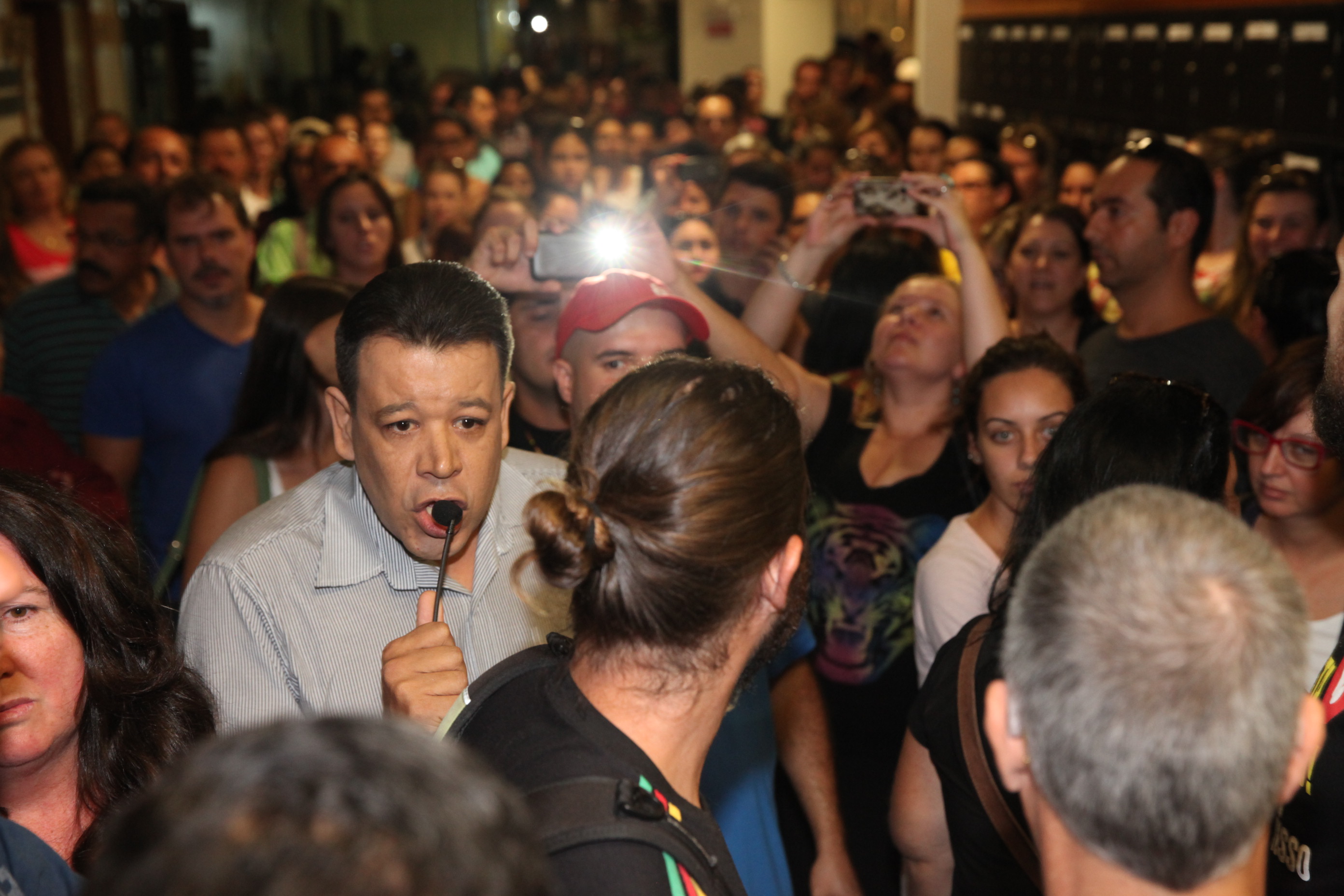Professores estaduais fazem manifestação do hall da Assembleia Legislativa de SC. Foto: Fábio Queiroz / Agência AL