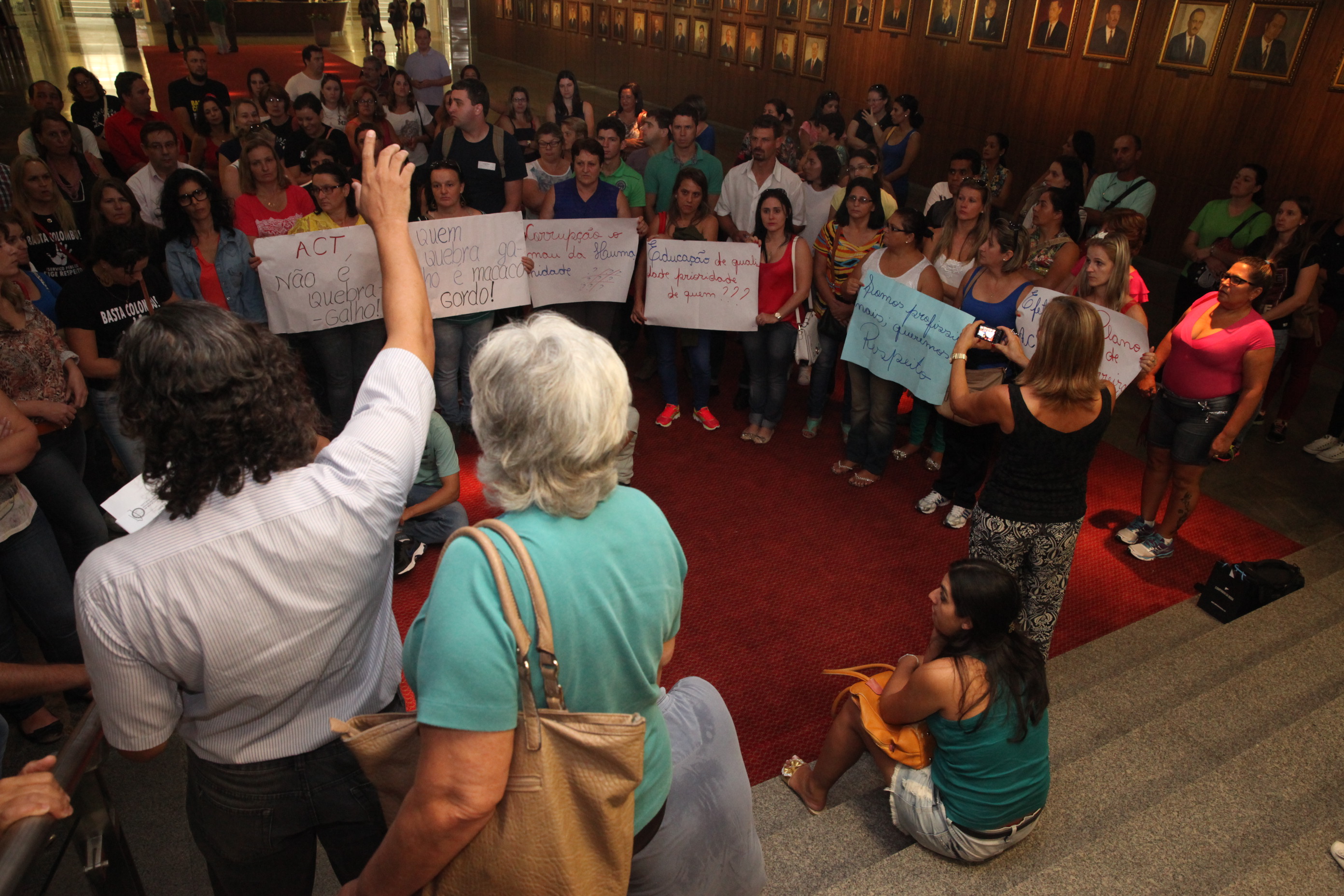 Professores estaduais fazem manifestação do hall da Assembleia Legislativa de SC. Foto: Fábio Queiroz / Agência AL