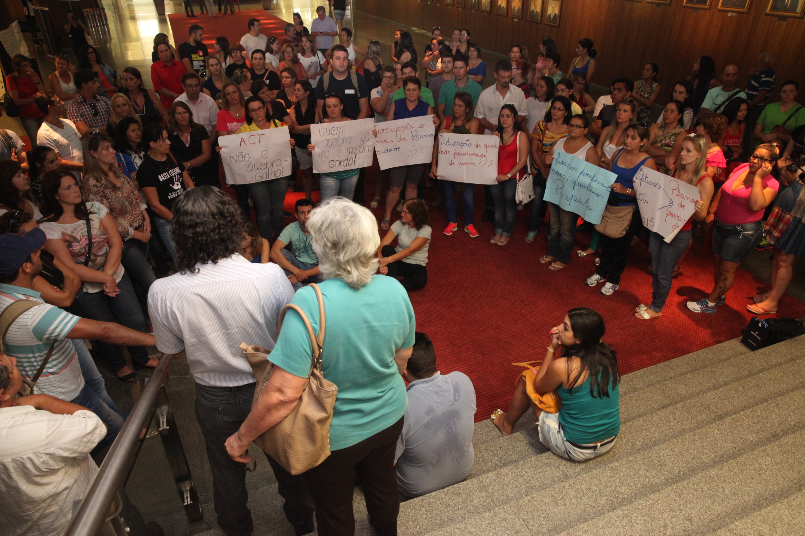 Professores estaduais fazem manifestação do hall da Assembleia Legislativa de SC. Foto: Fábio Queiroz / Agência AL