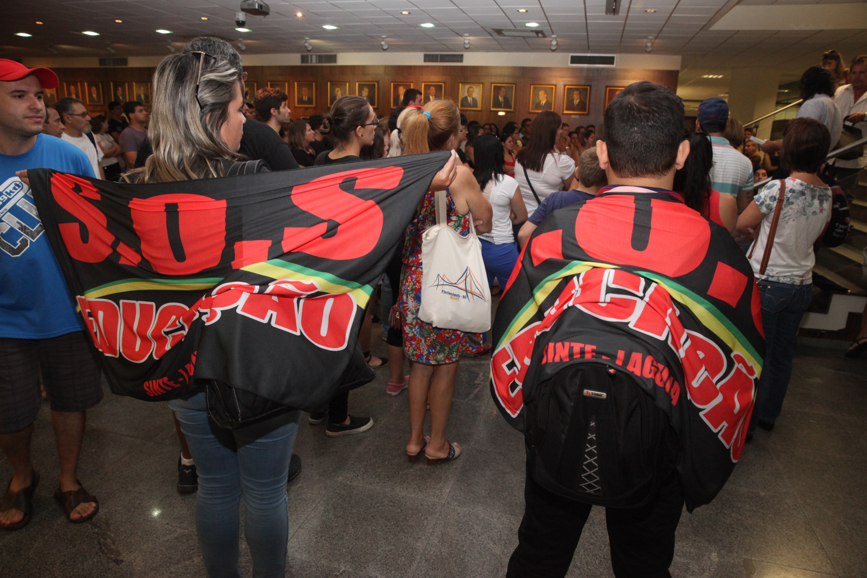 Professores estaduais fazem manifestação do hall da Assembleia Legislativa de SC. Foto: Fábio Queiroz / Agência AL
