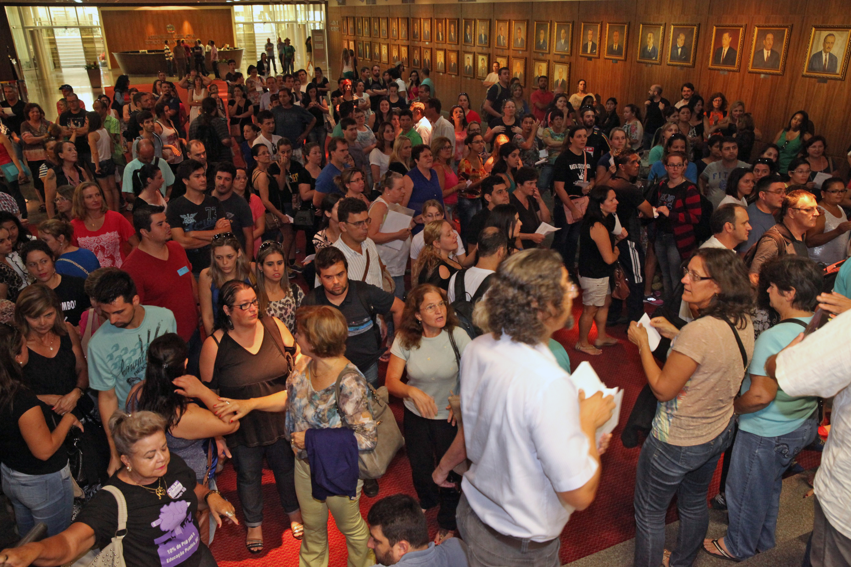 Professores estaduais fazem manifestação do hall da Assembleia Legislativa de SC. Foto: Fábio Queiroz / Agência AL