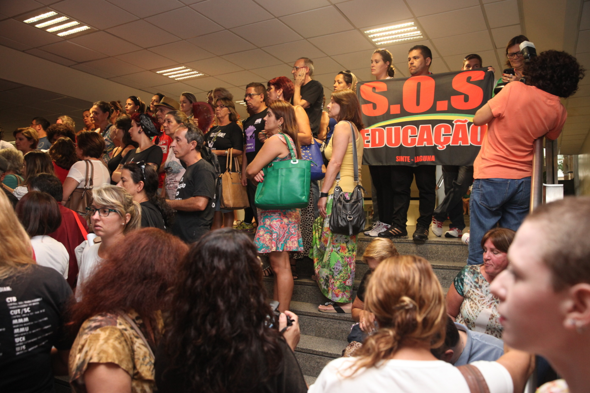 Professores protestam na Assembleia contra MP 198/2015