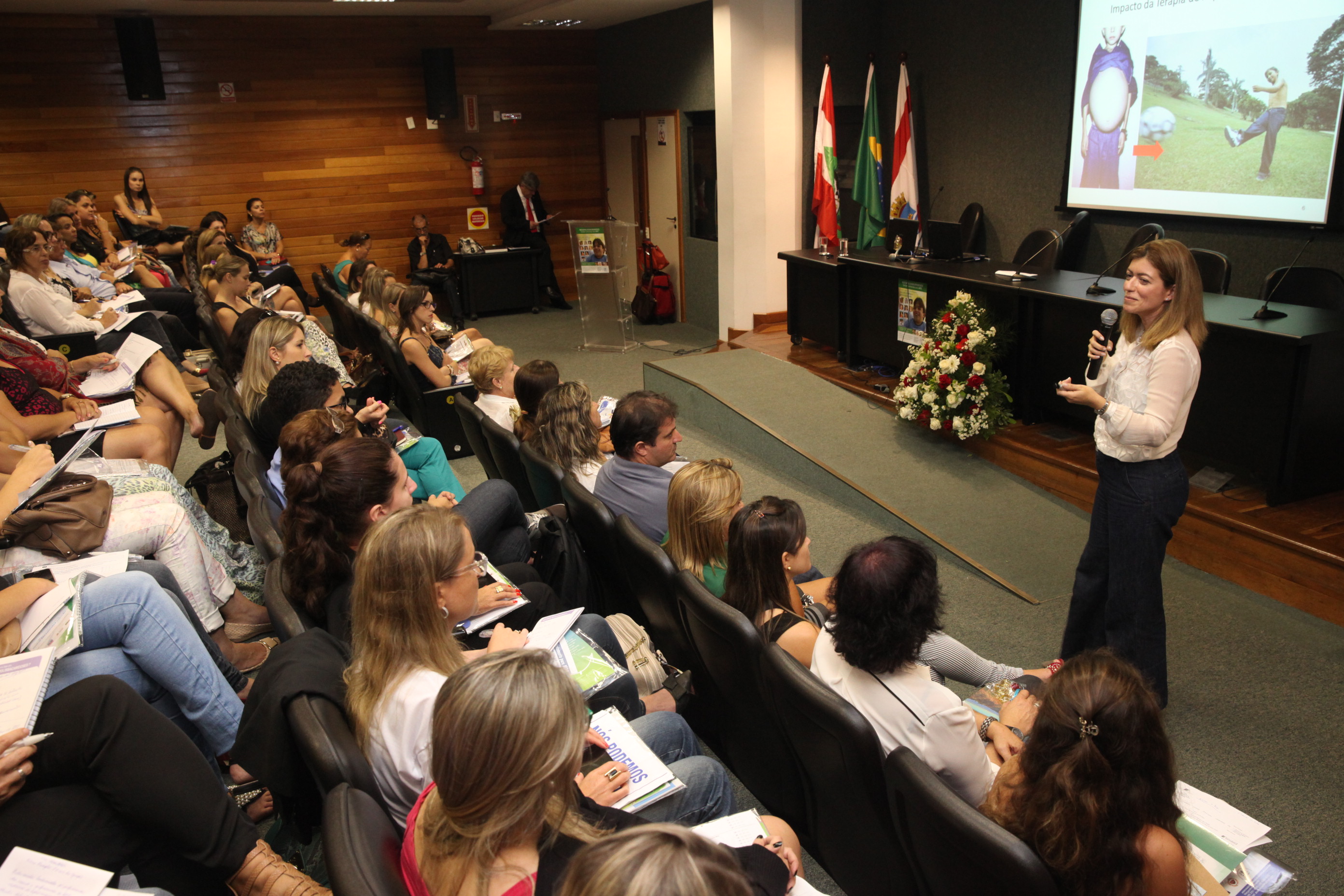Fórum Catarinense de Doeças Raras. Palestrante Tatiana de Sá Pacheco Magalhães. Foto: Fábio Queiroz / Agência AL