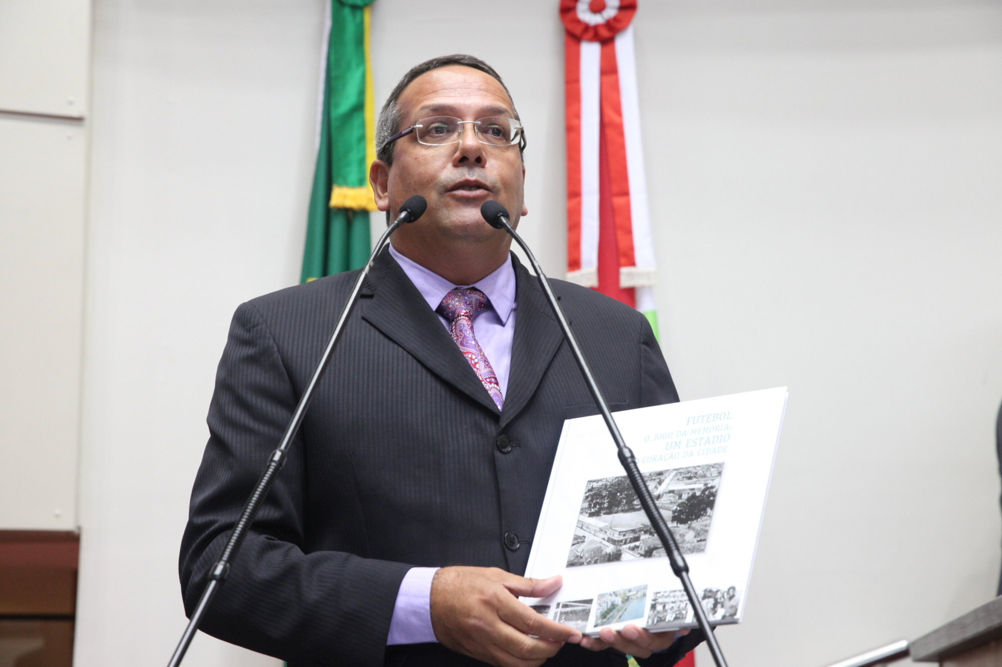 Jornalista esportivo apresenta obra sobre os confrontos entre Figueirense e Avaí