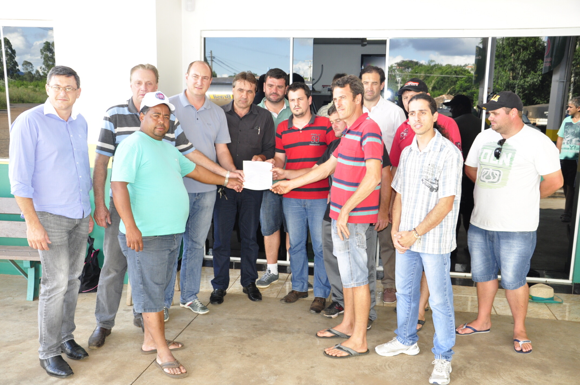 Caminhoneiros e agricultores bloqueiam trechos de rodovias catarinenses