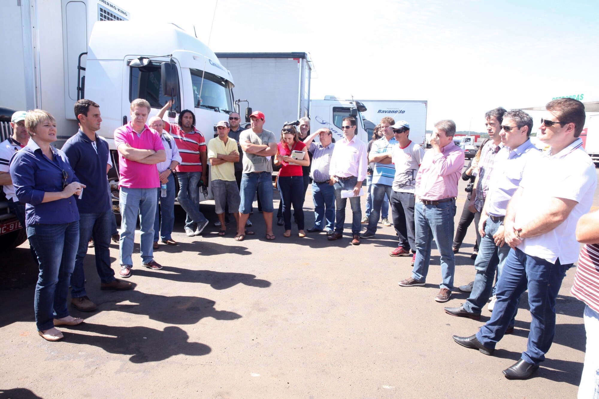 Integrantes da Comissão de Transportes ouvem reivindicações dos caminhoneiros no trevo de acesso a Chapecó FOTO: Fábio Queiroz/Agência AL