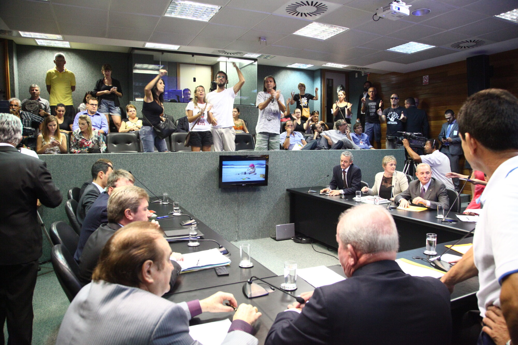 CCJ encerra reunião após manifestação de professores