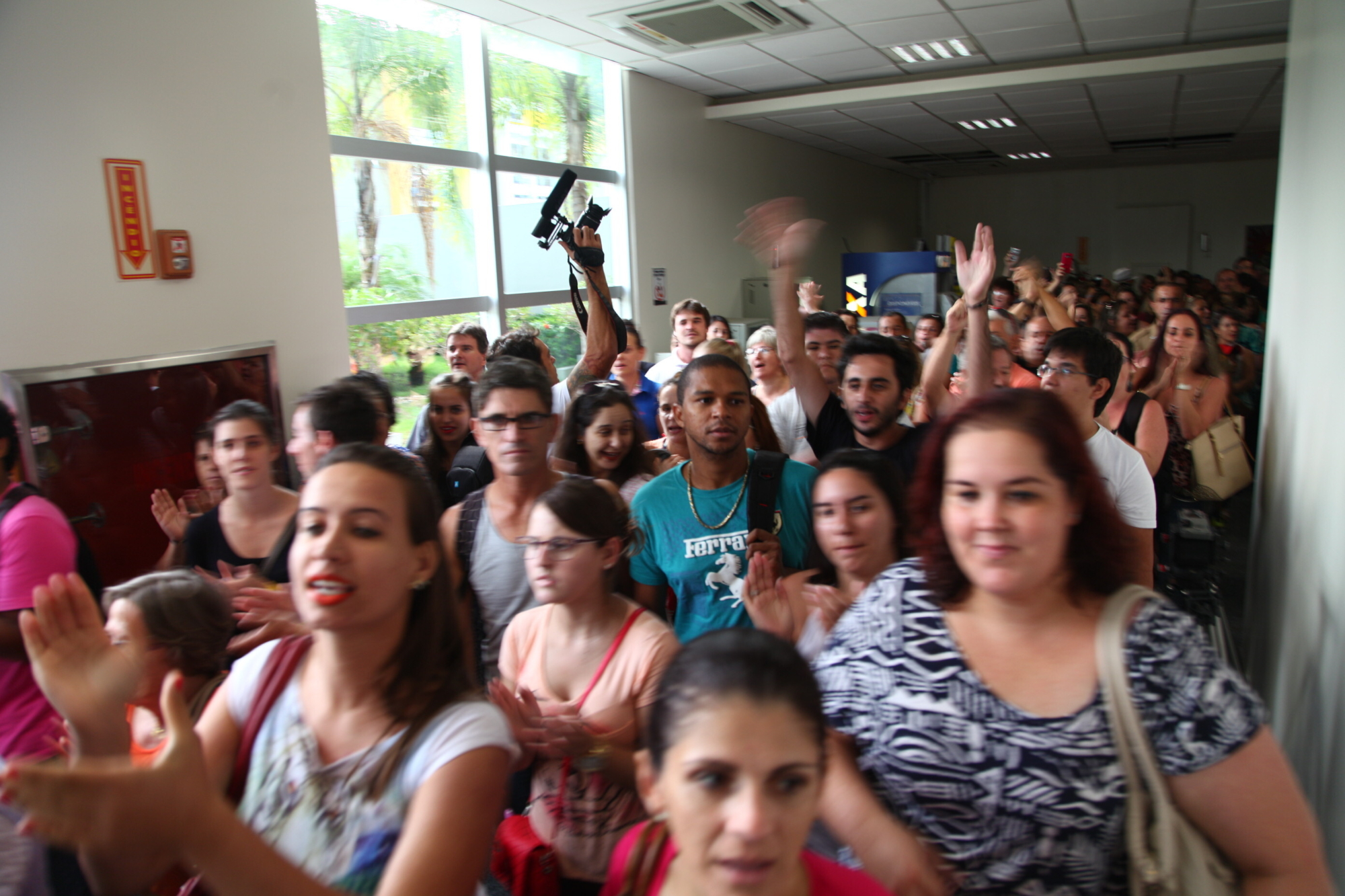 Reunião da CCJ é suspensa por protestos de professores contra medida provisória dos ACTs