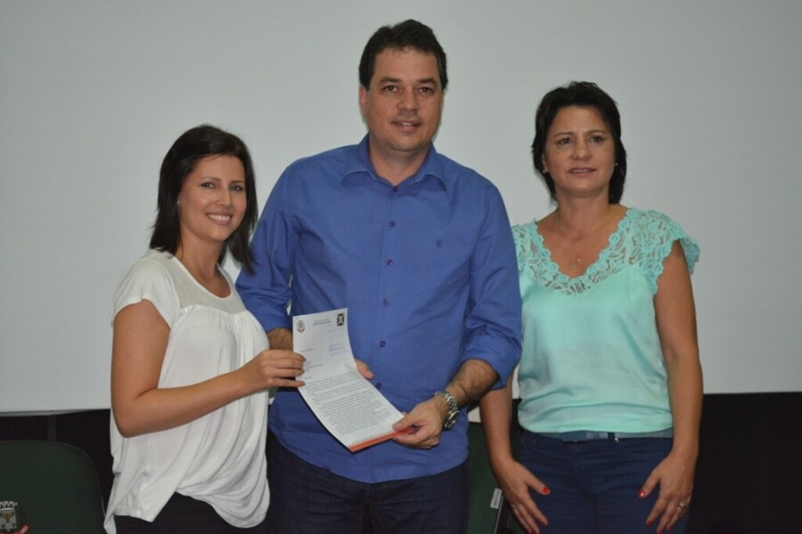 Secretária de Assistência Social e Desenvolvimento Comunitário, Simara Poganski (e), deputado Rodrigo Minotto e prefeita de Seara, Laci Grigolo.
