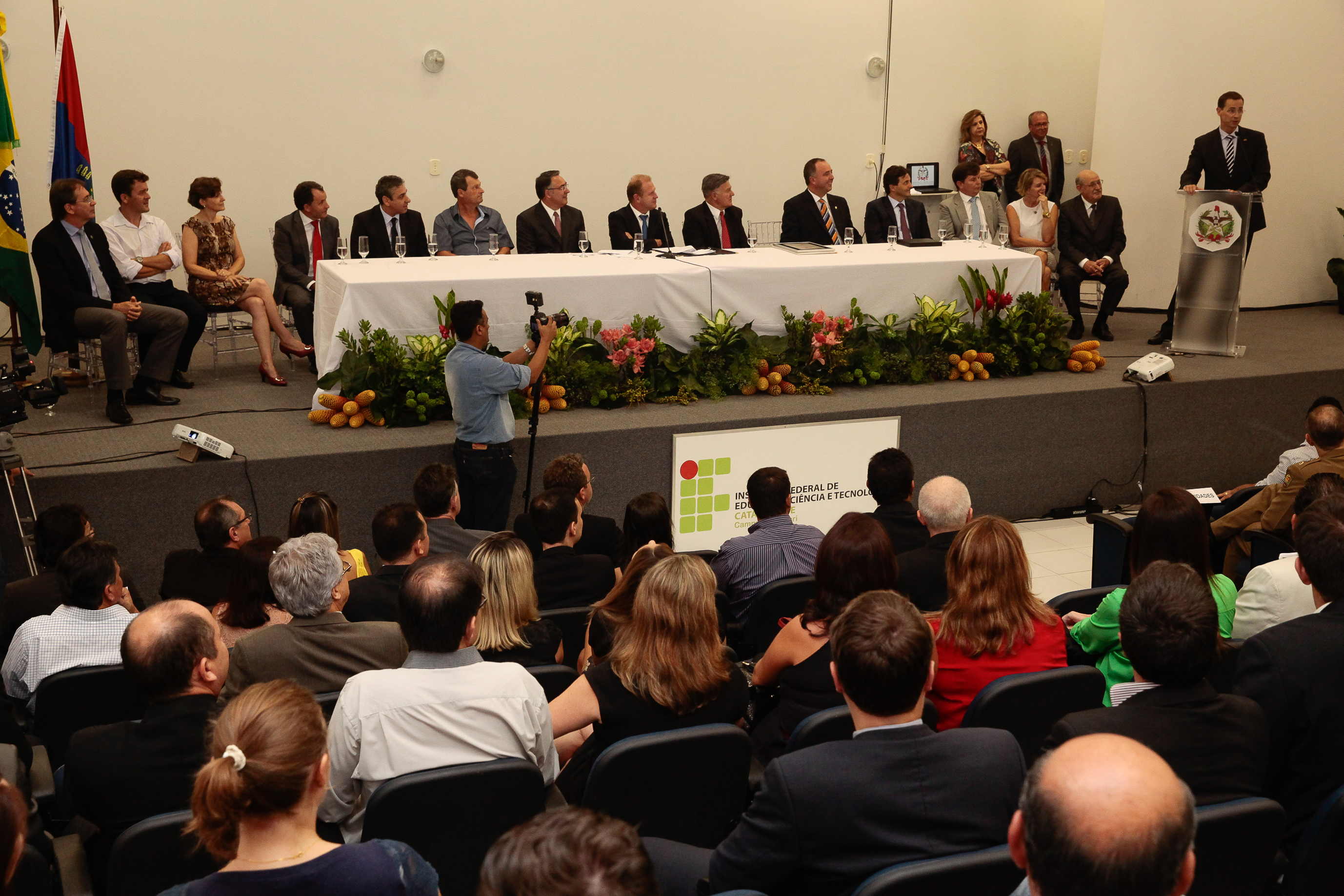 Sessão Solene de concessão de entrega do Título de Cidadão Catarinense ao Doutor Gerald Degen. Foto: Miriam Zomer/Agência AL