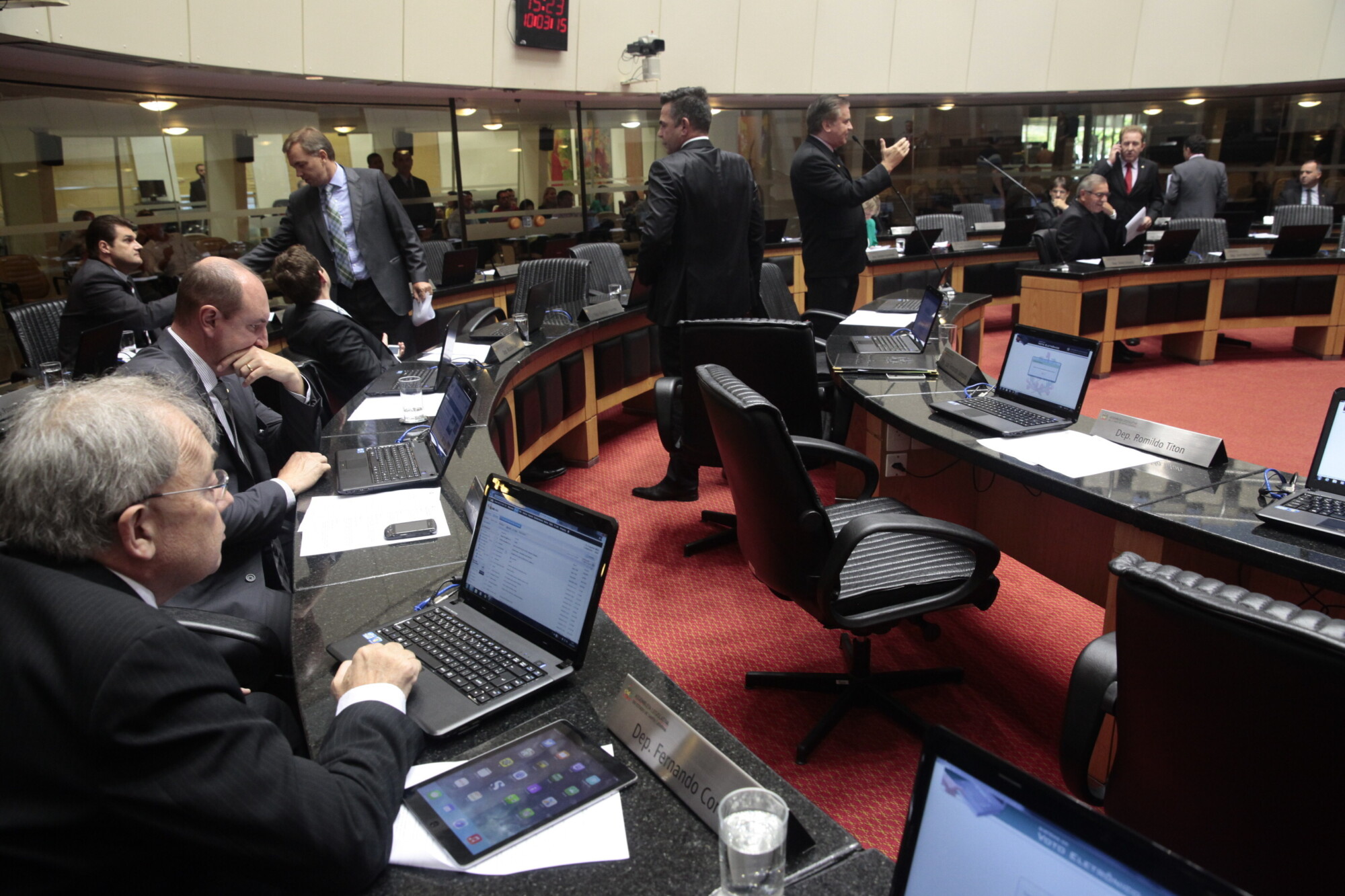 Deputados rejeitam veto e cônjuge pode ter nome em fatura de serviços públicos