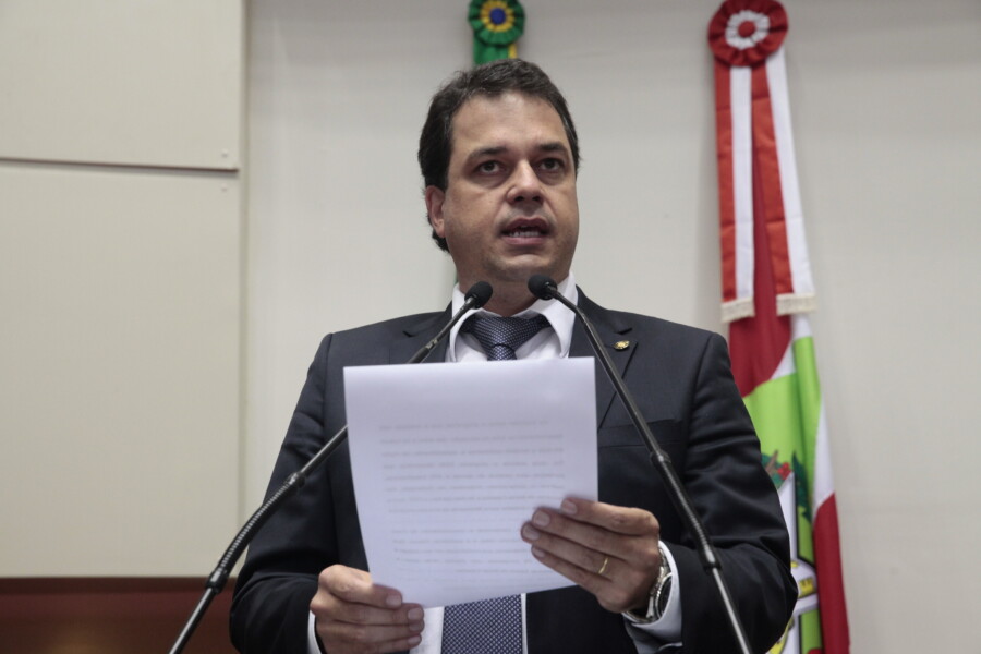 Deputado Rodrigo Minotto na tribuna FOTO: Eduardo Guedes de Oliveira/Agência AL