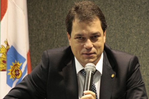 Deputado Rodrigo Minotto questiona fechamento de escola em Tubarão