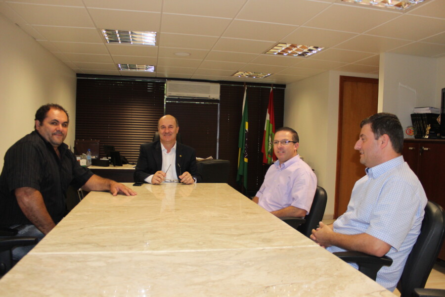 Deputado José Milton Scheffer e lideranças de Treze de Maio