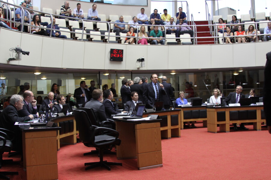 Parlamentar apresenta projeto de lei em plenário FOTO: Assessoria de Imprensa deputado Narcizo Parisotto