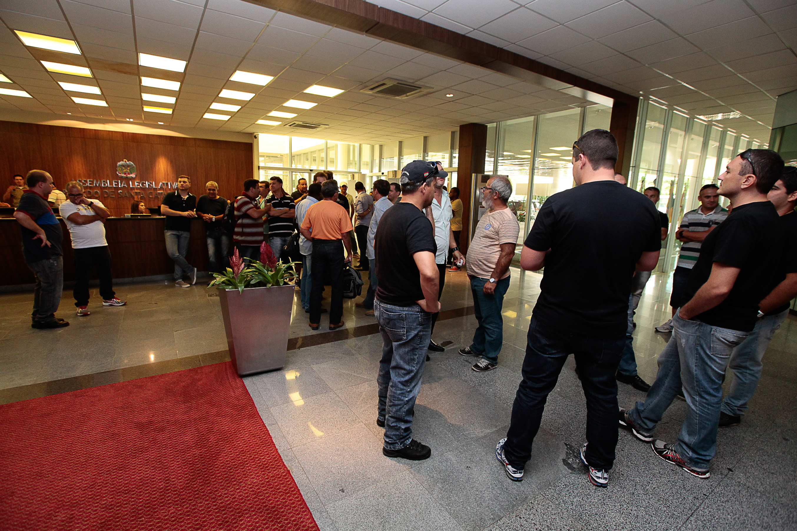 Agentes Prisionais ocupam o Hall da Alesc. Foto: Miriam Zomer/Agência AL