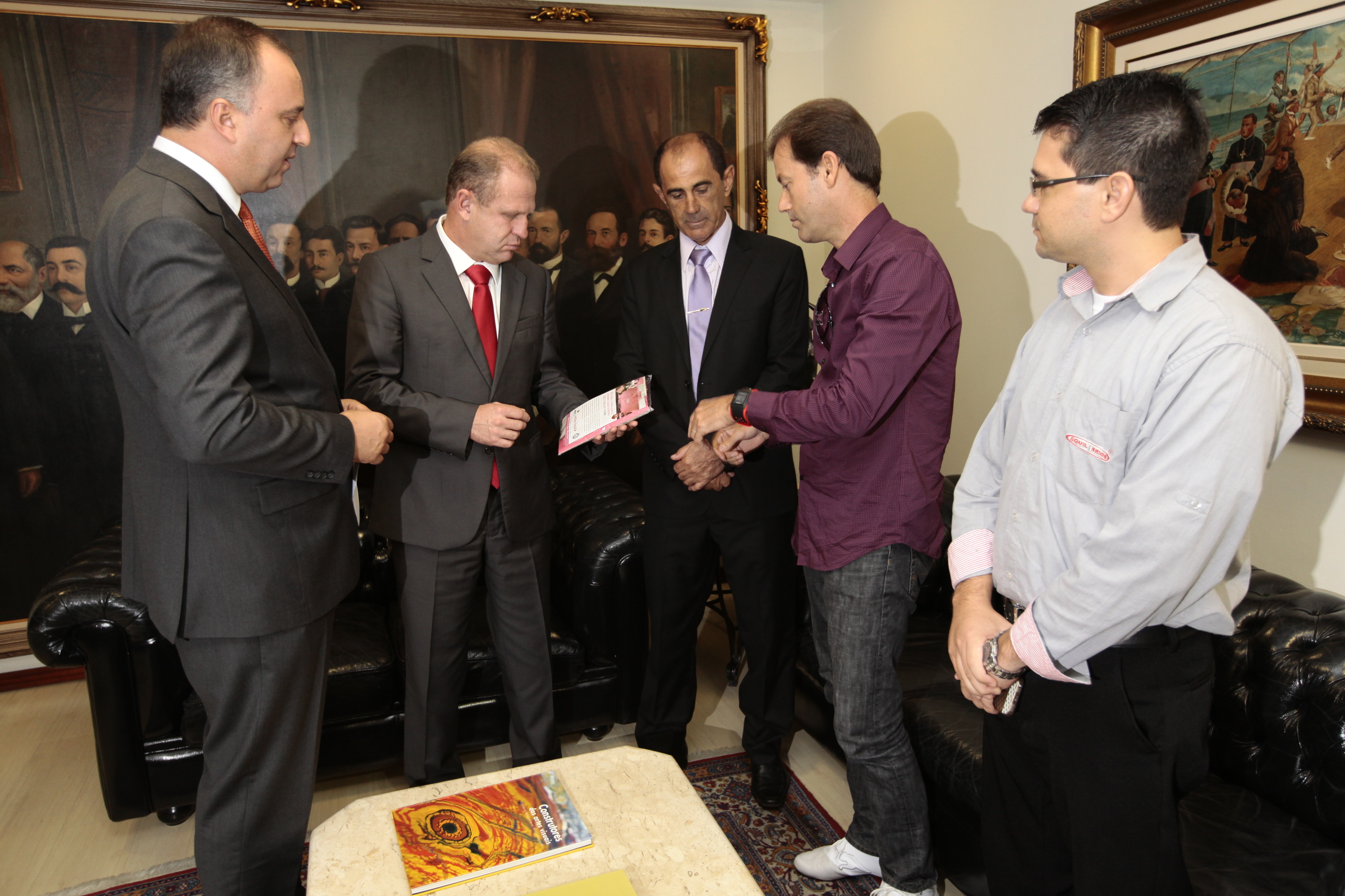 Presidente recebe parte da Maior Camiseta do Mundo. Foto: Miriam Zomer/Agência AL