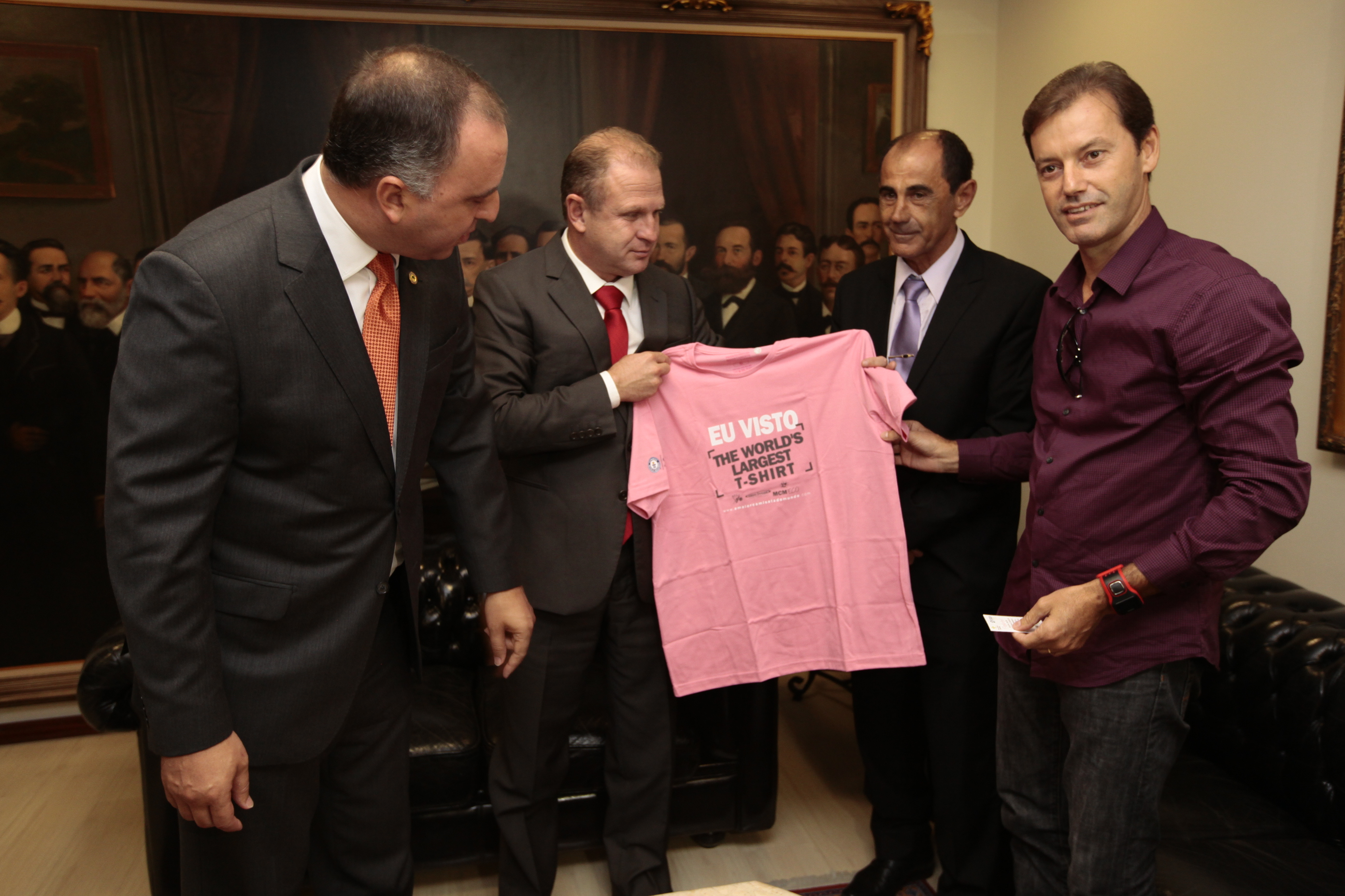 Presidente recebe parte da Maior Camiseta do Mundo. Foto: Miriam Zomer/Agência AL
