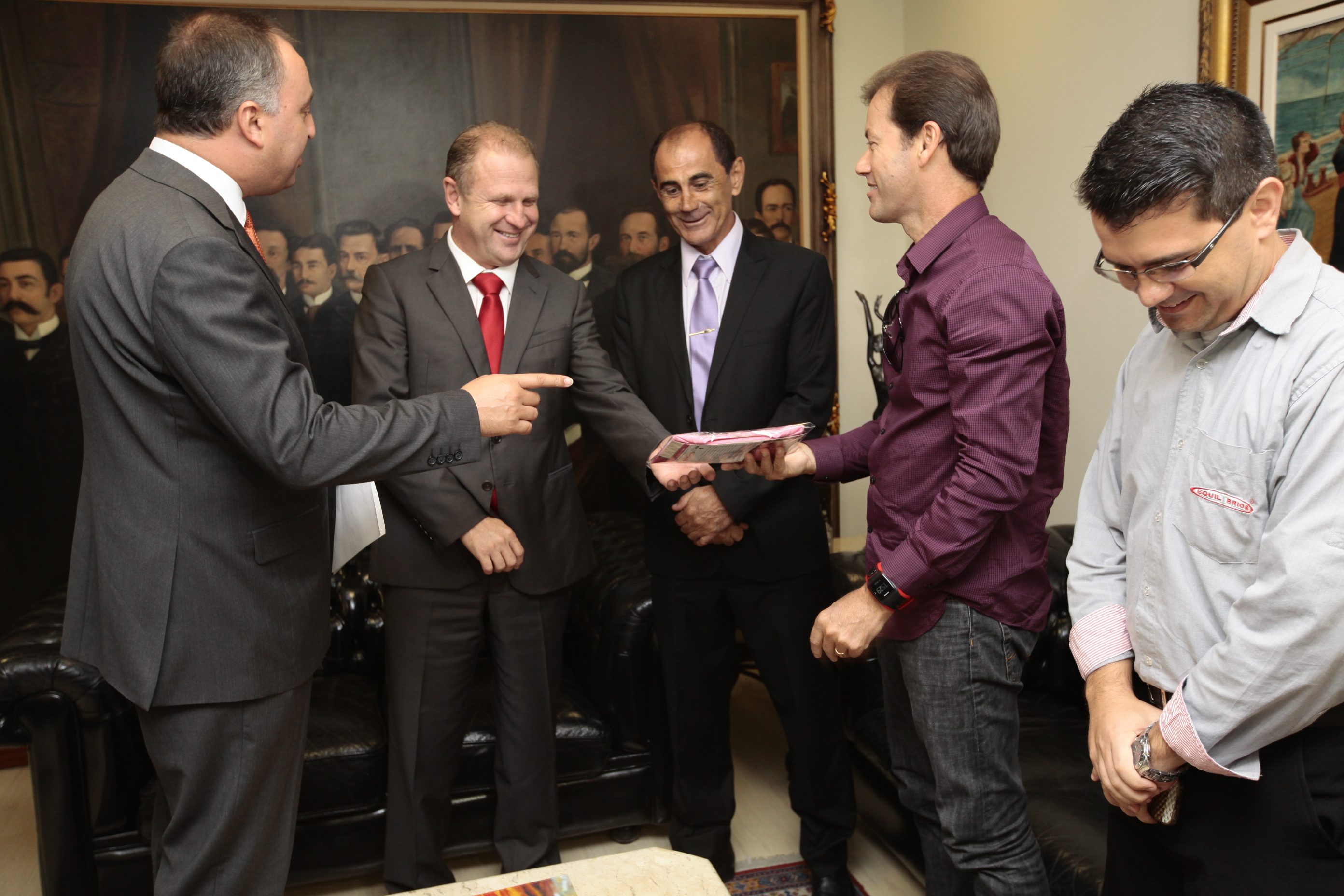 Presidente recebe parte da Maior Camiseta do Mundo. Foto: Miriam Zomer/Agência AL