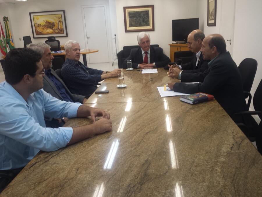 Deputado José Milton Scheffer em reunião com lideranças políticas de Jaguaruna e autoridades estaduais