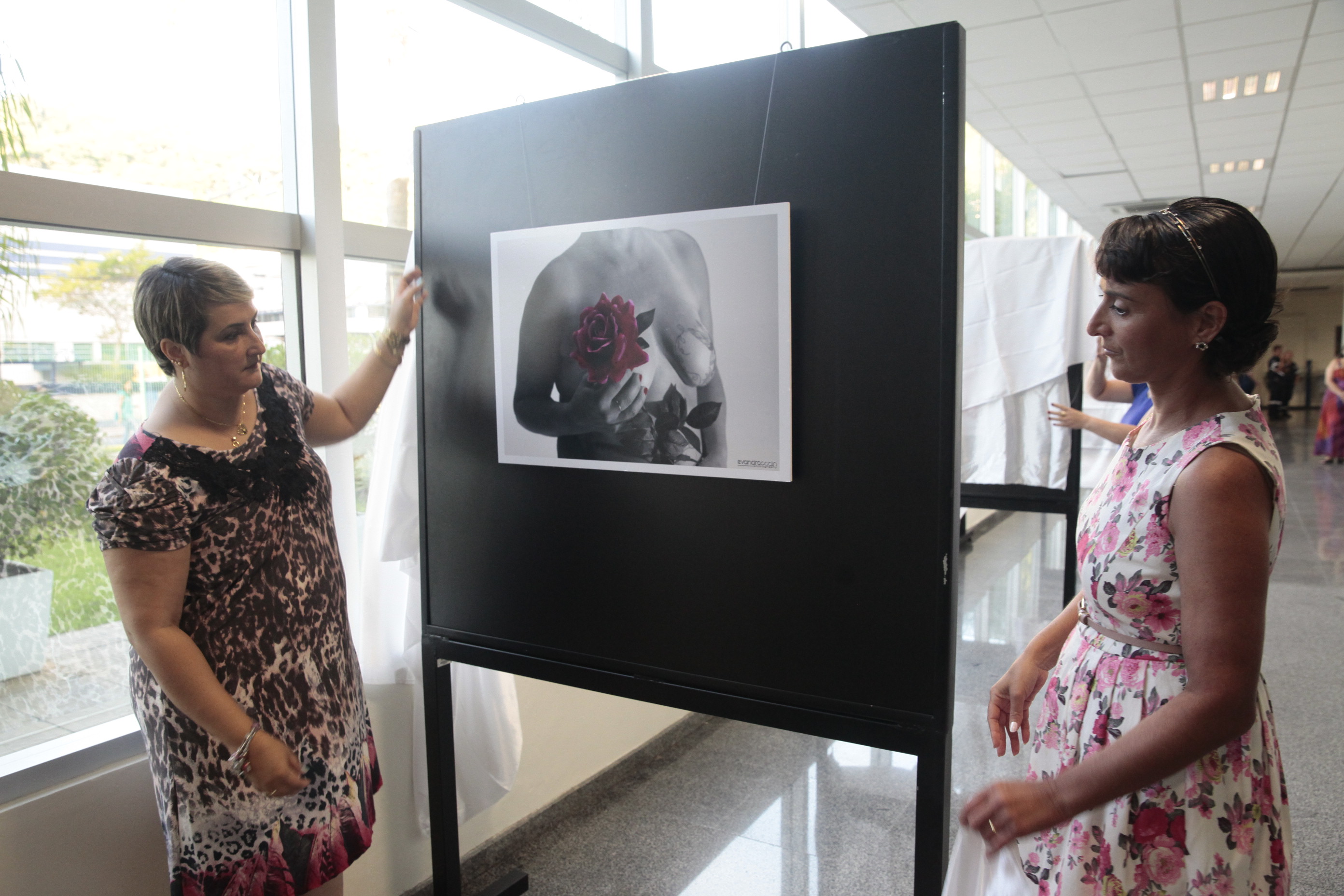 Abertura da exposição fotográfica De corpo e alma - que expõe mulheres mastectomizadas. Foto: Eduardo Guedes de Oliveira / Agência AL