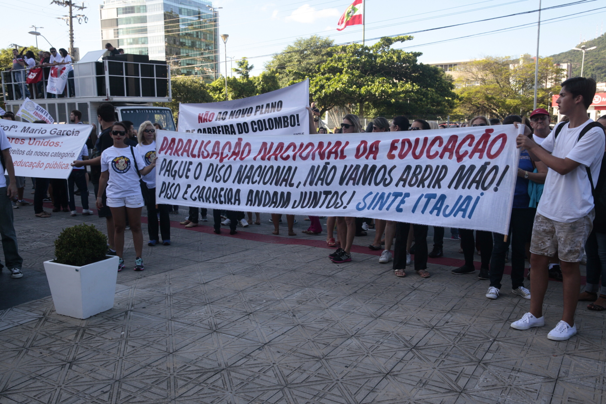 Professores da rede estadual decidem por greve a partir desta terça-feira