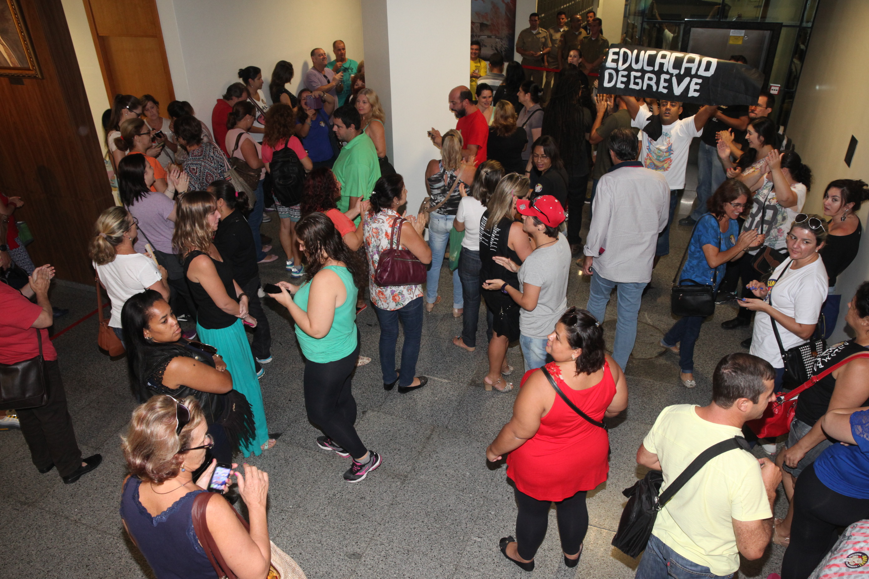 Professores ACTs e comunidade quilombola fazem manifestação no hall da Alesc. Foto: Fábio Queiroz / Agência AL
