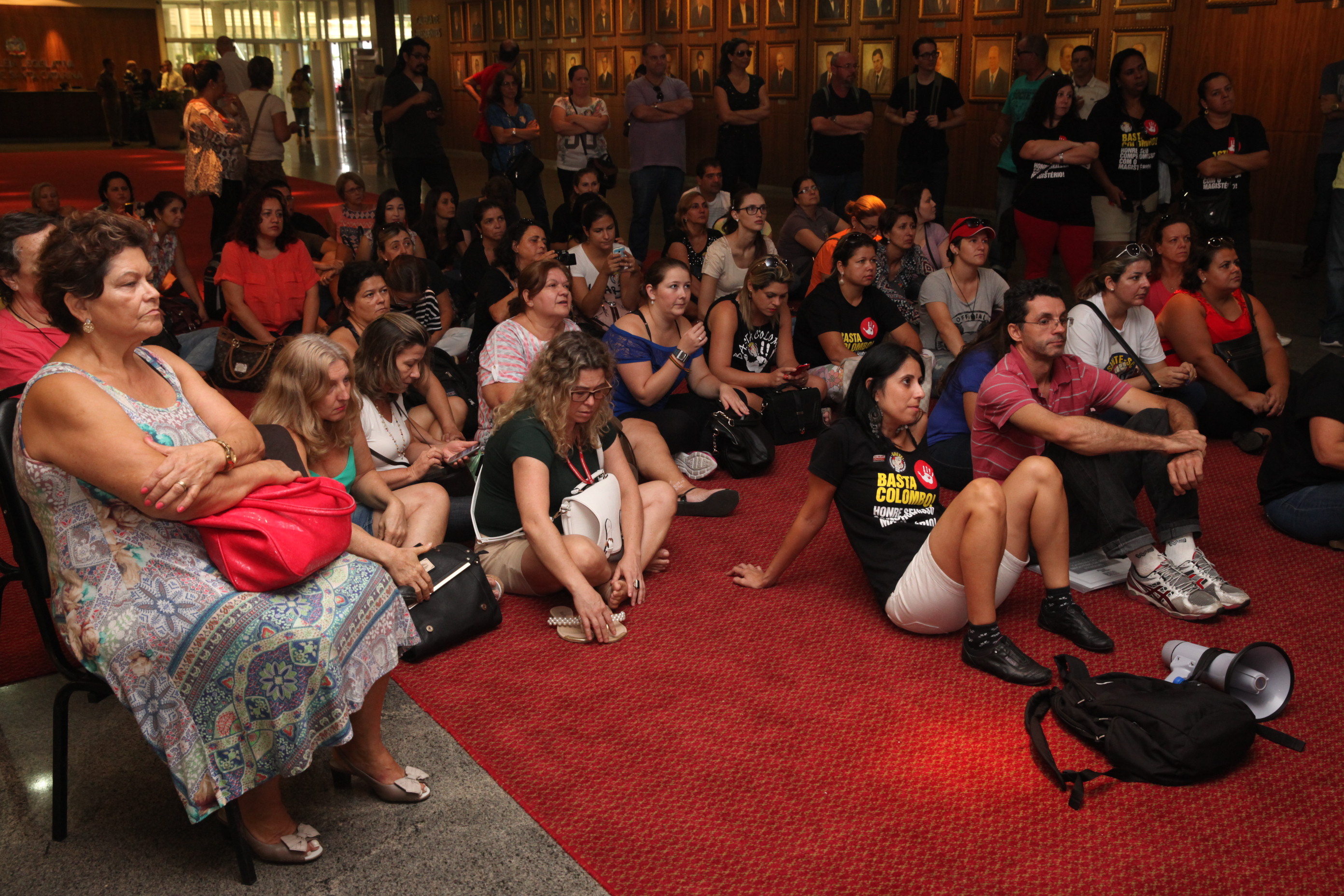Professores ACTs e comunidade quilombola fazem manifestação no hall da Alesc. Foto: Fábio Queiroz / Agência AL