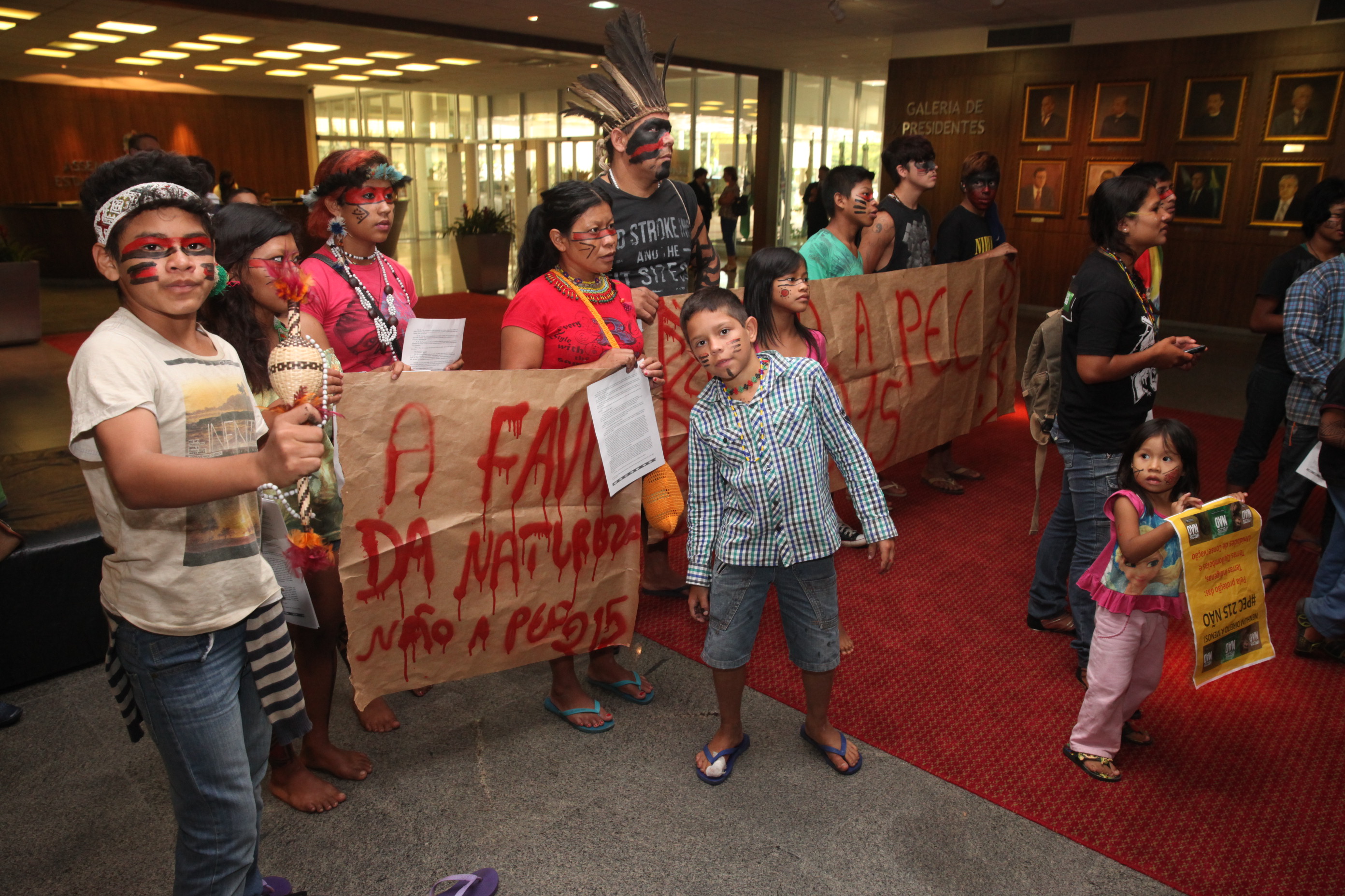 Professores ACTs e comunidade quilombola fazem manifestação no hall da Alesc. Foto: Fábio Queiroz / Agência AL