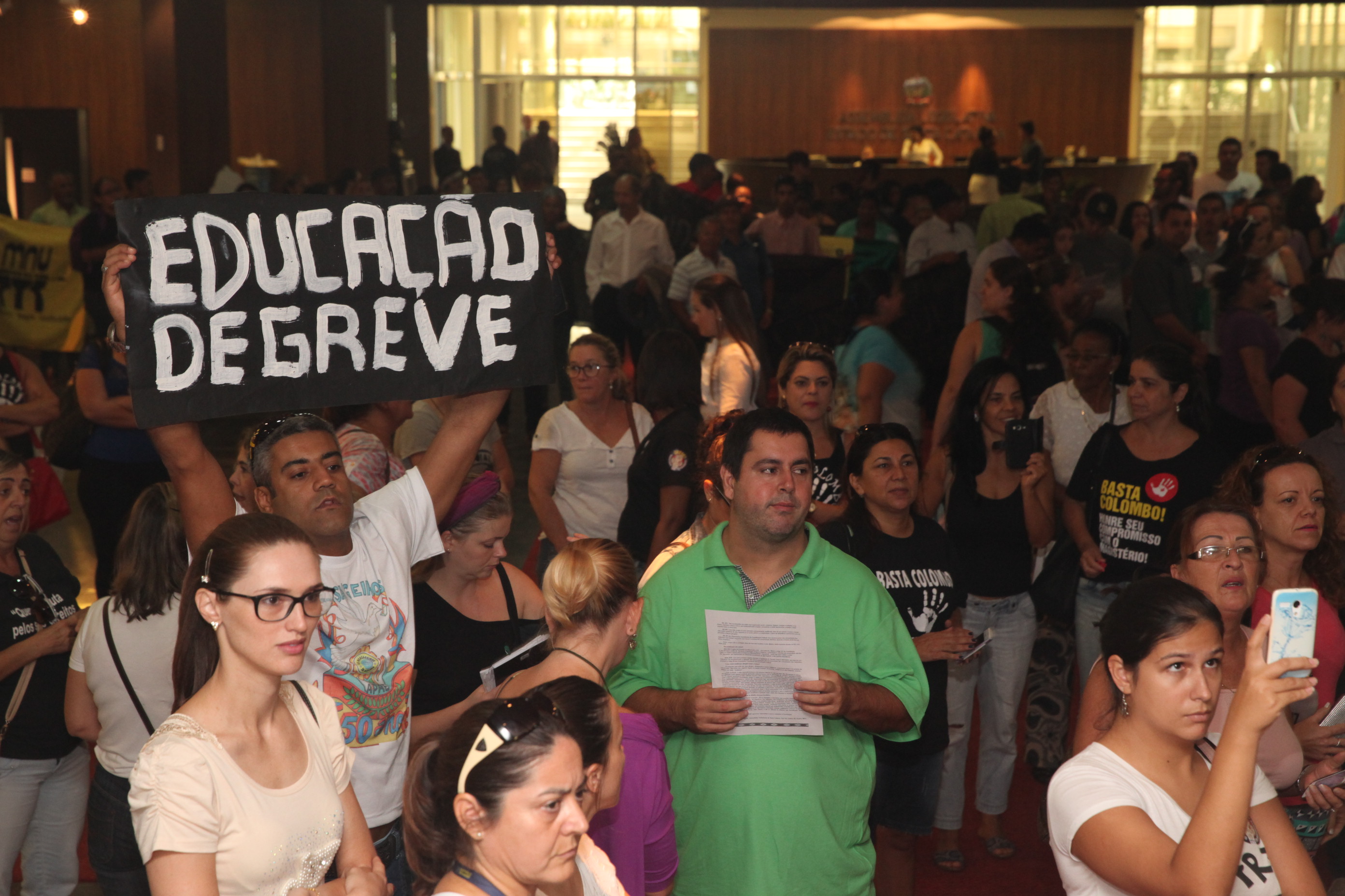 Professores ACTs e comunidade quilombola fazem manifestação no hall da Alesc. Foto: Fábio Queiroz / Agência AL