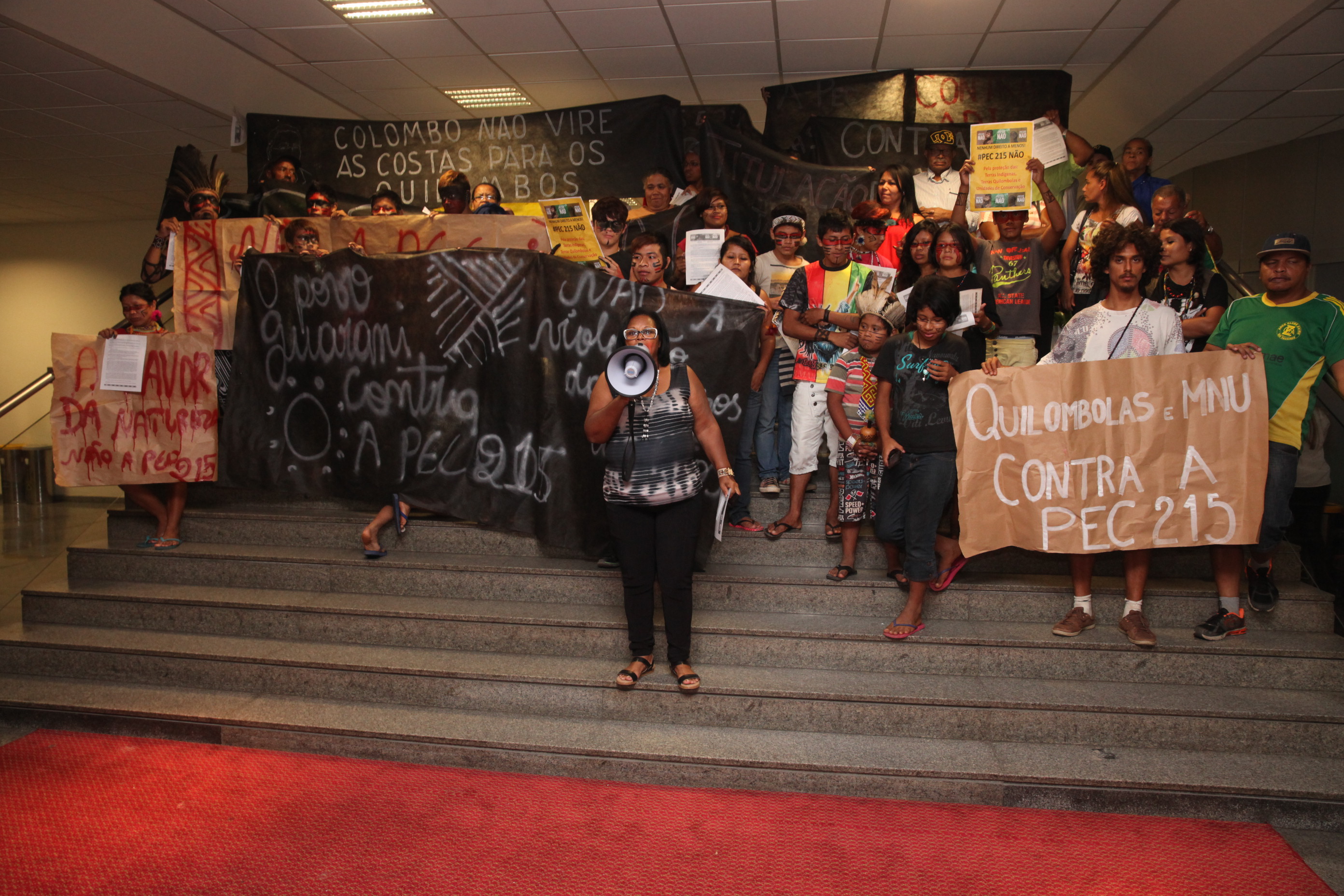 Professores ACTs e comunidade quilombola fazem manifestação no hall da Alesc. Foto: Fábio Queiroz / Agência AL