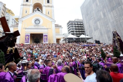 Procissão do Senhor dos Passos reúne cerca de 40 mil devotos
