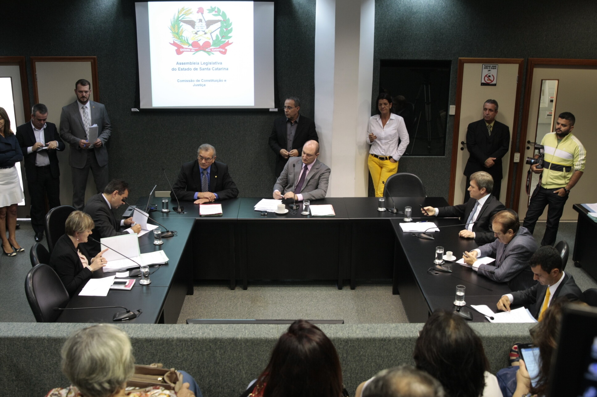 CCJ aprova projetos que modificam cargos e gratificações no TJ
