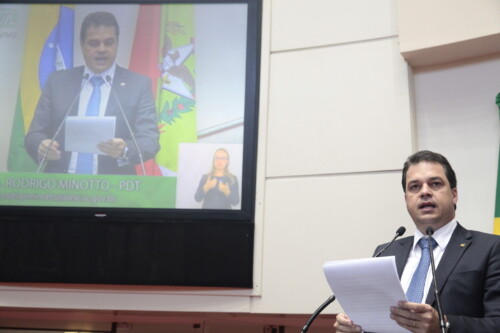 “O secretário de Educação deve pedir desculpas aos professores”, afirma o deputado Rodrigo Minotto